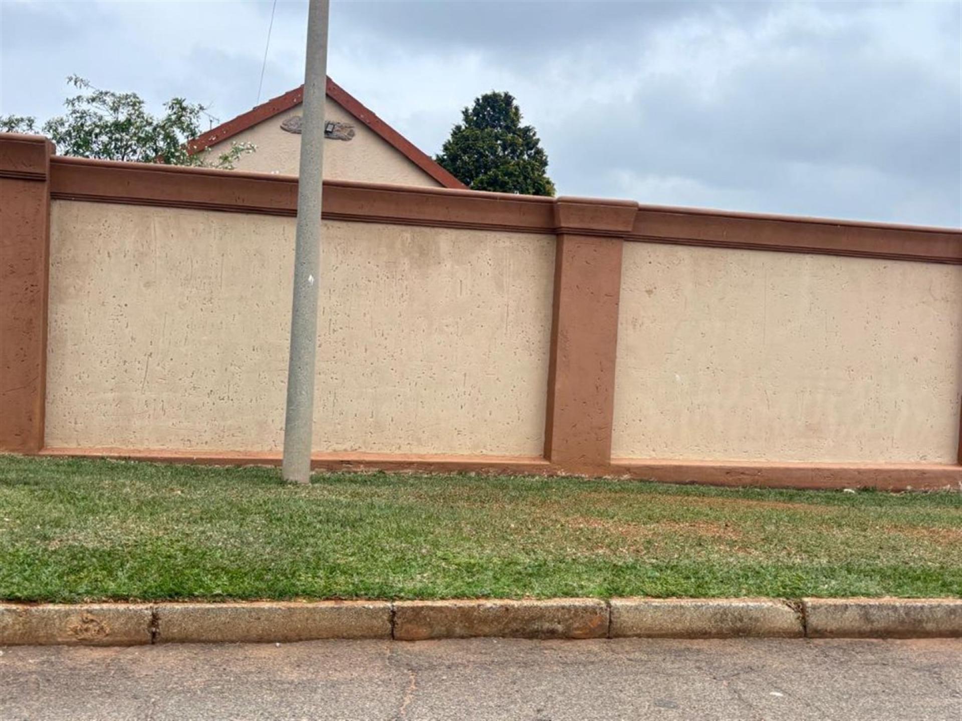 Front View of property in Greenhills