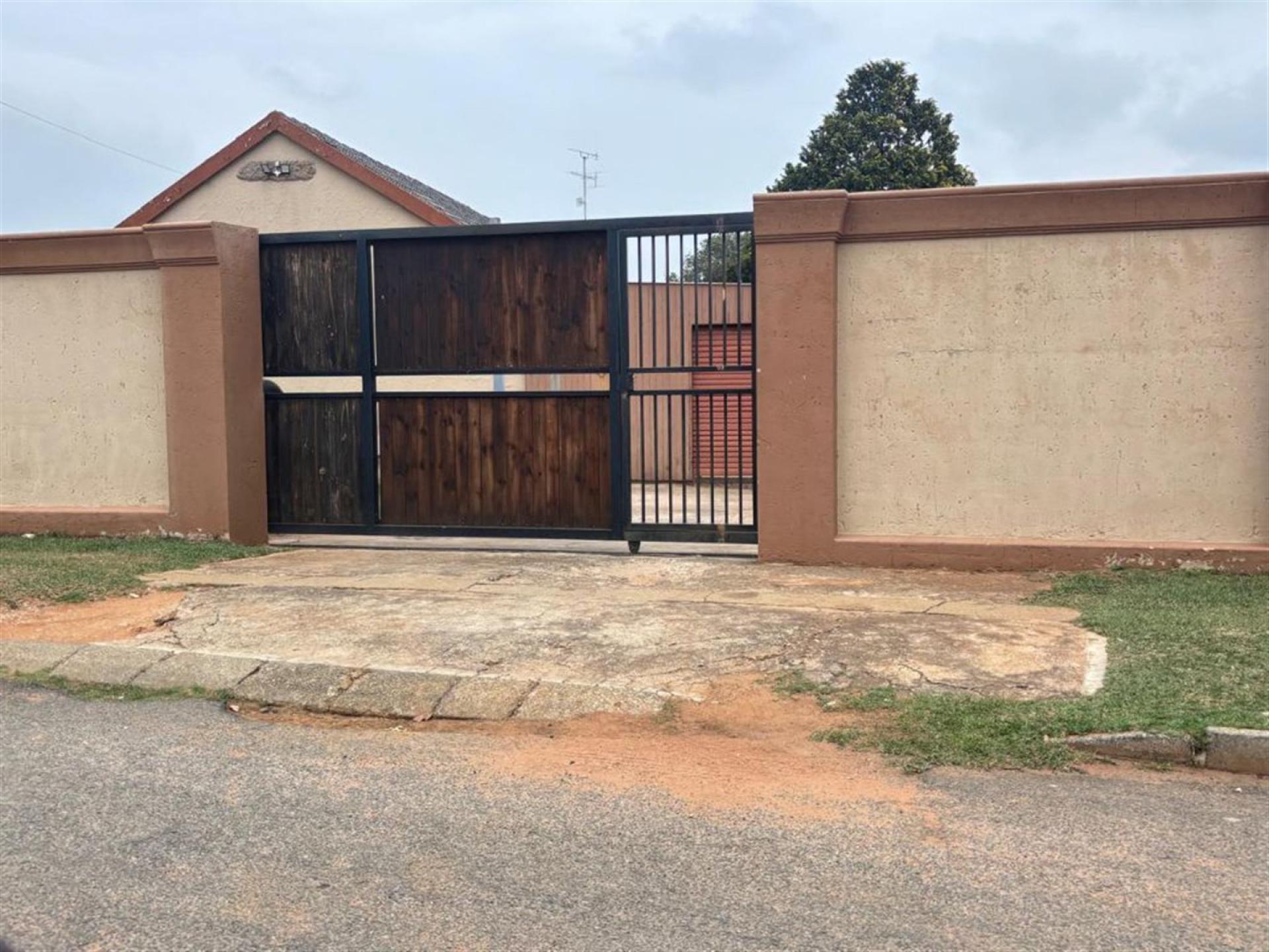 Front View of property in Greenhills
