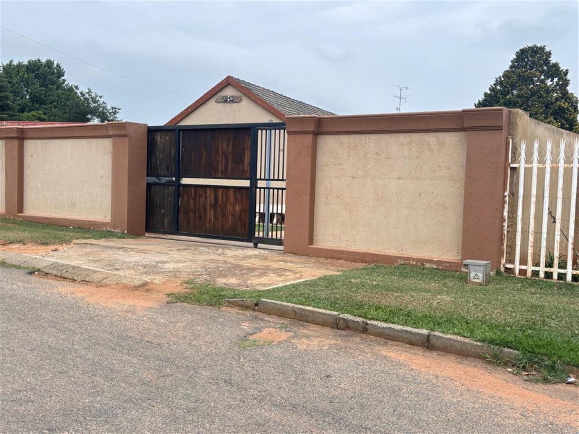 Front View of property in Greenhills