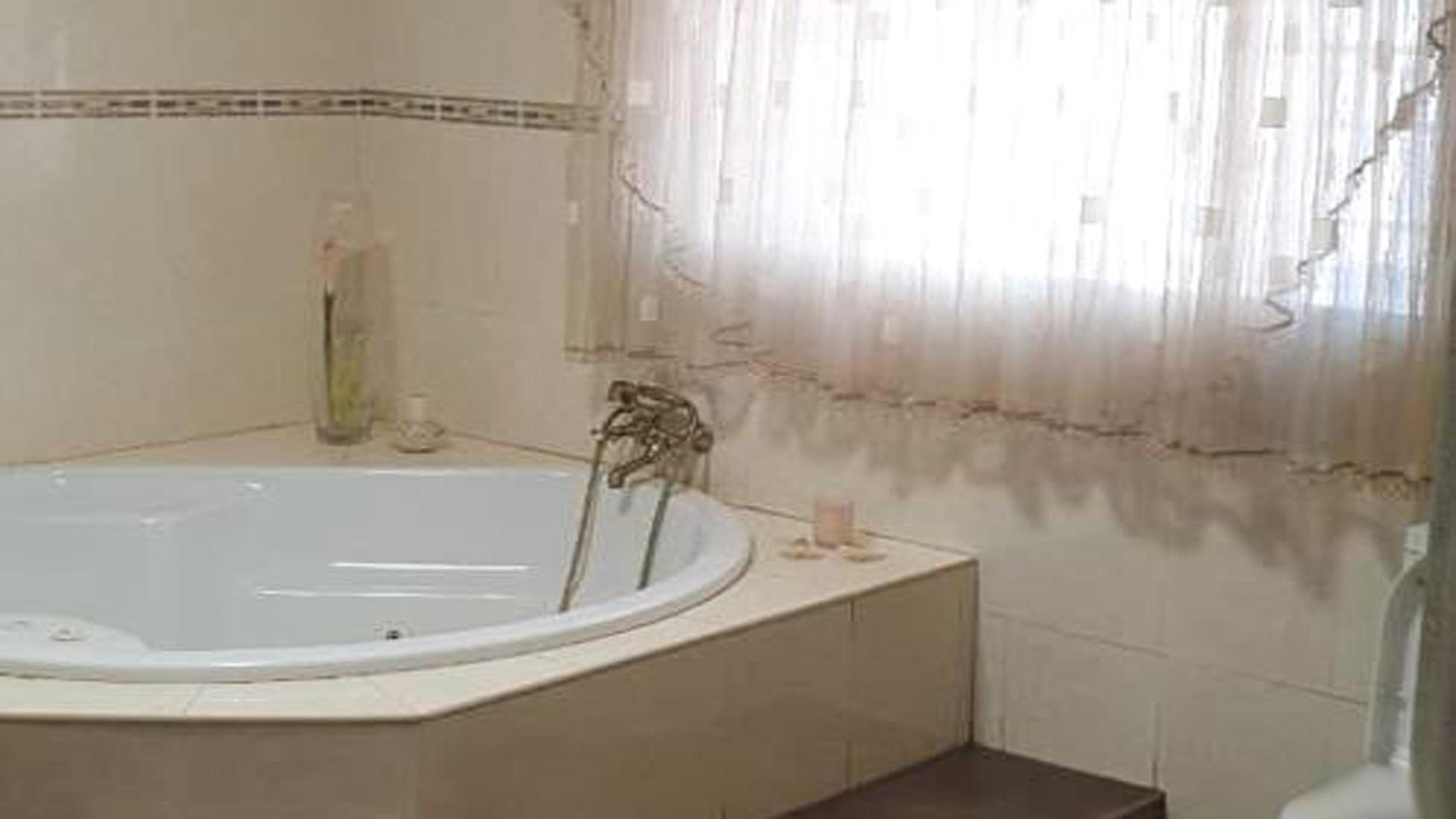 Main Bathroom - 26 square meters of property in Mookgopong (Naboomspruit)