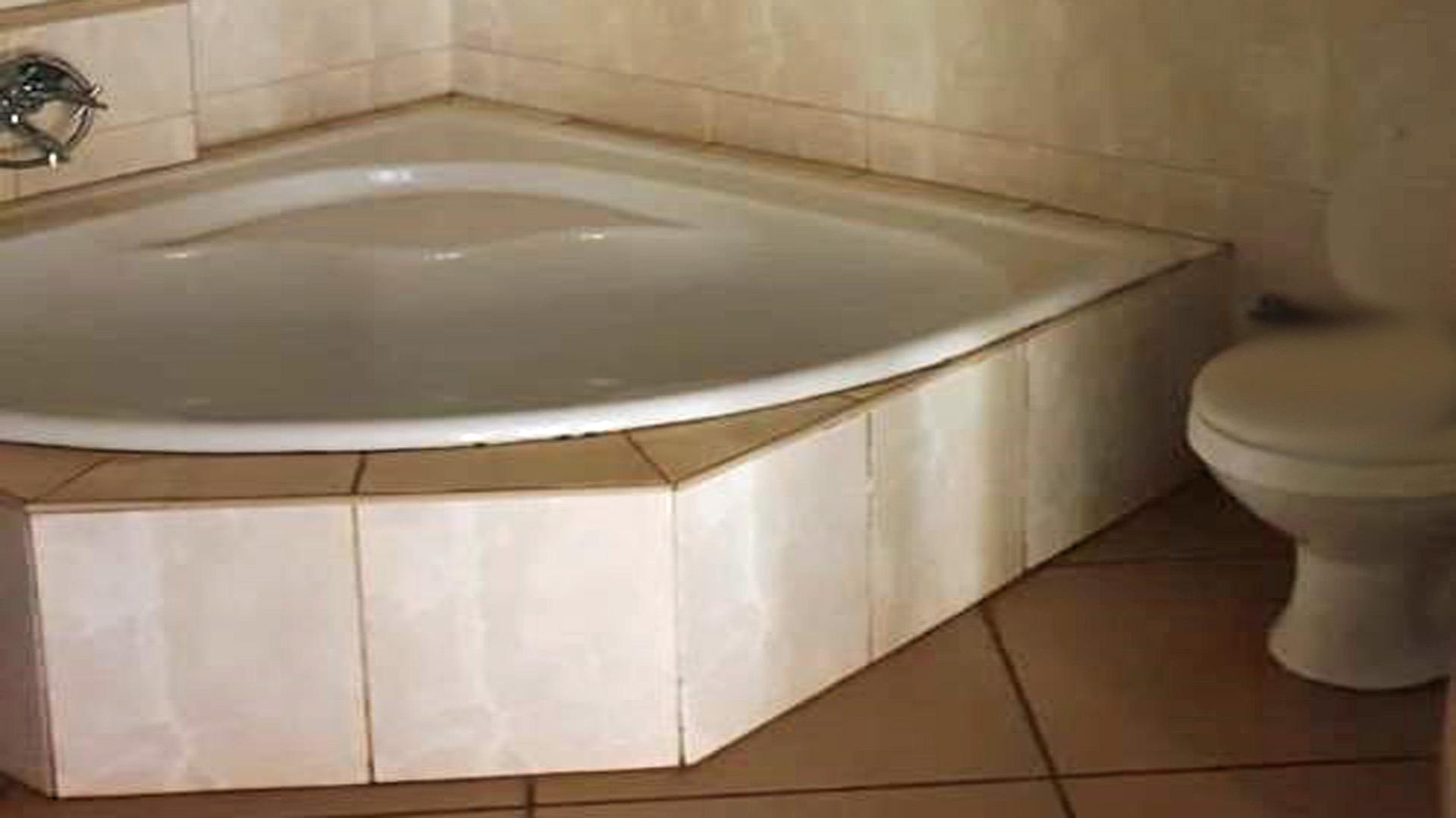 Main Bathroom - 26 square meters of property in Mookgopong (Naboomspruit)