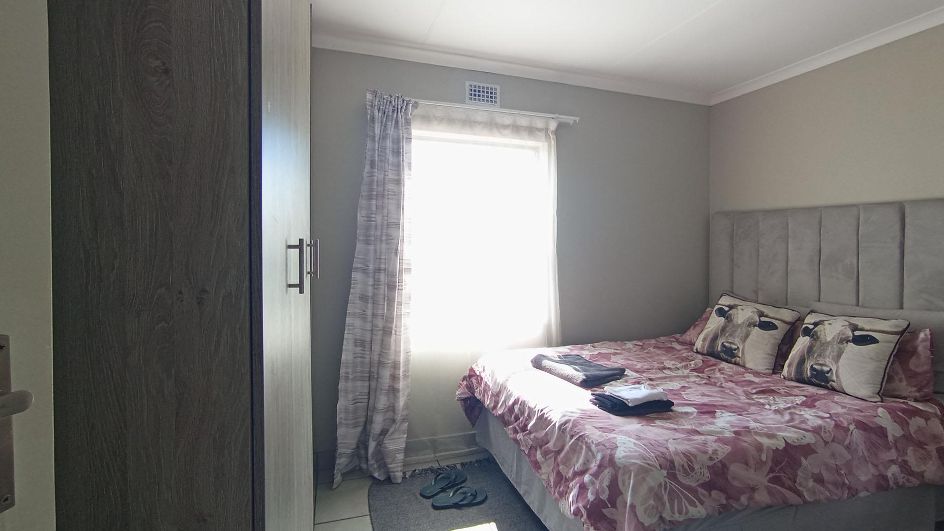 Bed Room 1 - 12 square meters of property in Heuweloord