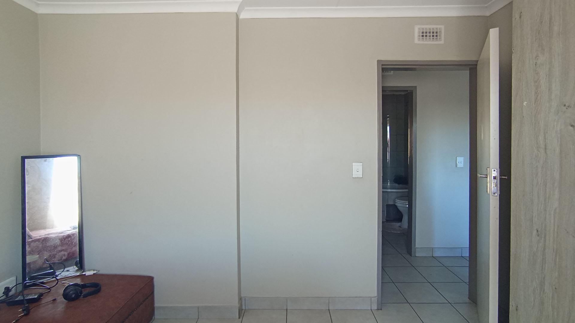 Bed Room 1 - 12 square meters of property in Heuweloord