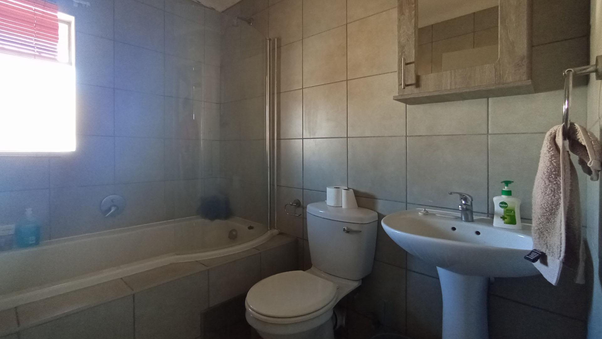 Bathroom 1 - 6 square meters of property in Heuweloord
