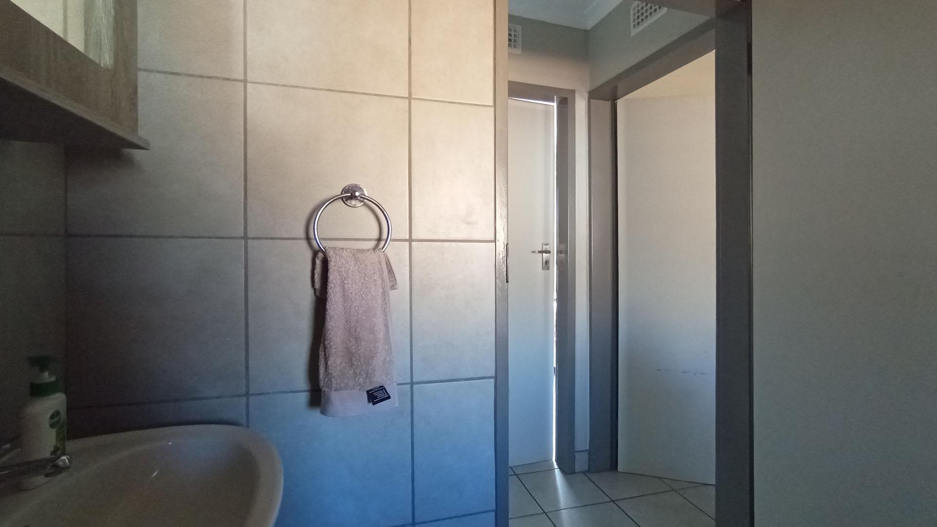 Bathroom 1 - 6 square meters of property in Heuweloord