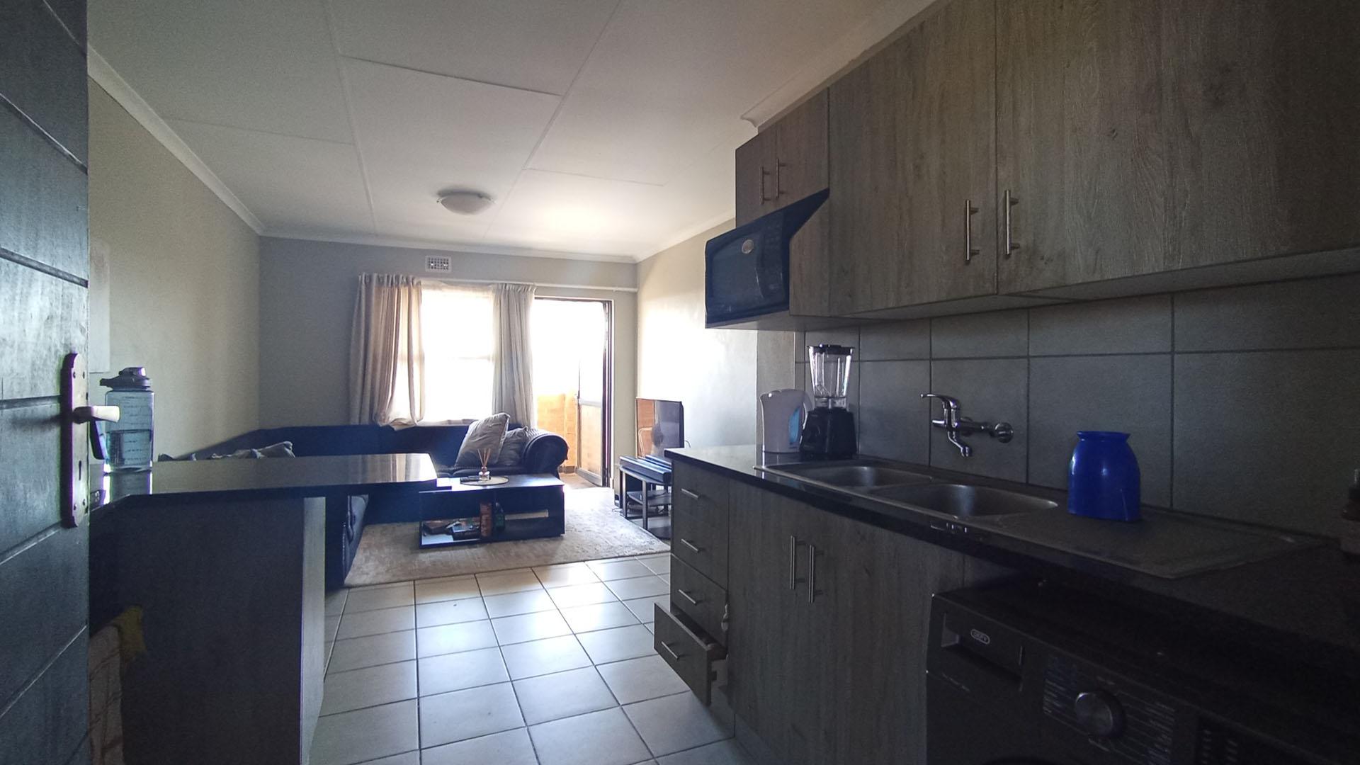 Kitchen - 7 square meters of property in Heuweloord