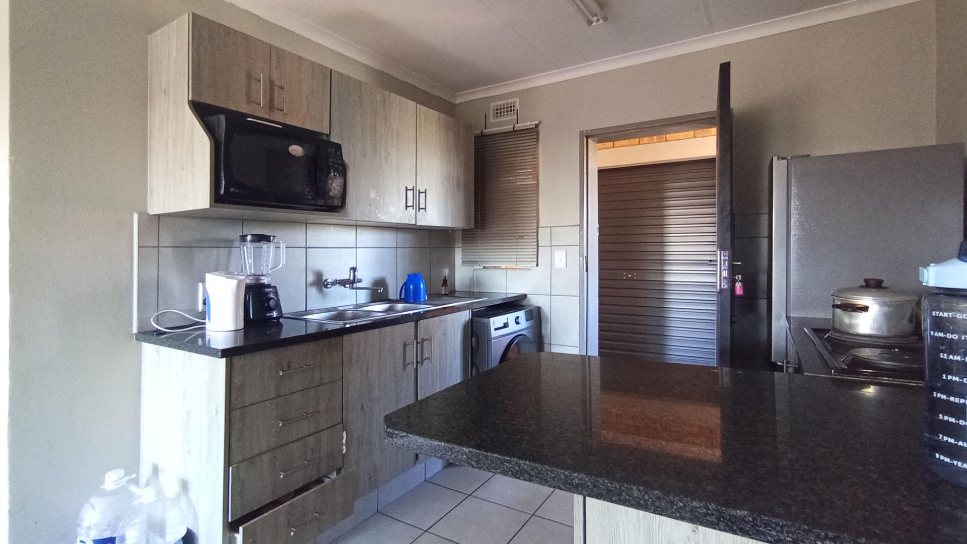 Kitchen - 7 square meters of property in Heuweloord