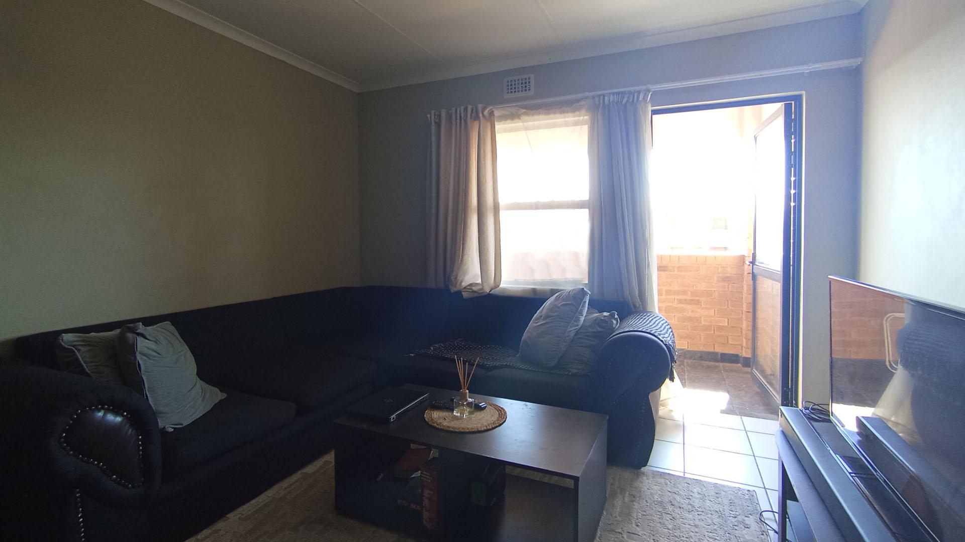 Lounges - 16 square meters of property in Heuweloord