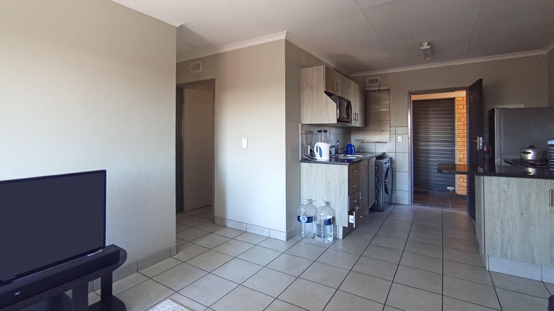 Lounges - 16 square meters of property in Heuweloord