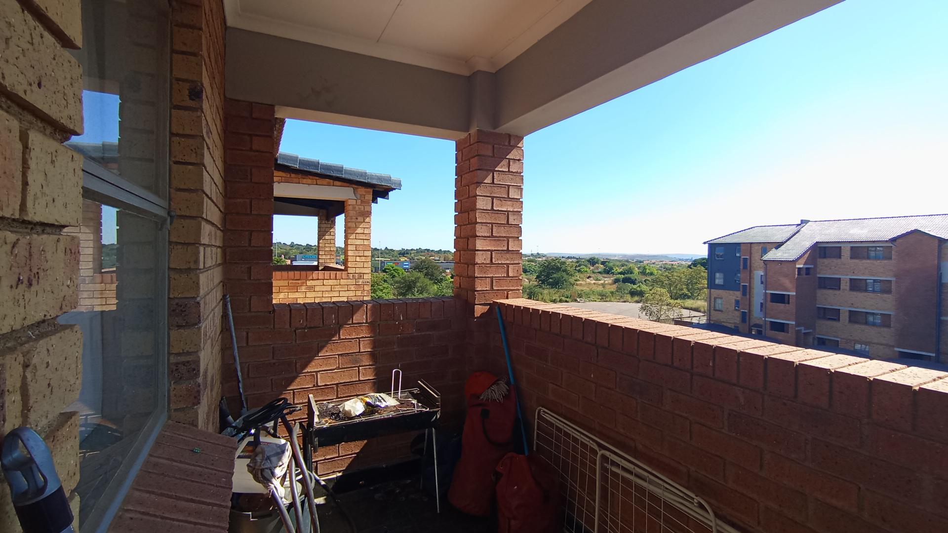 Balcony - 6 square meters of property in Heuweloord