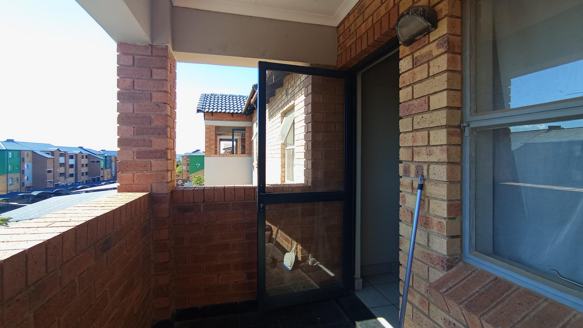 Balcony - 6 square meters of property in Heuweloord