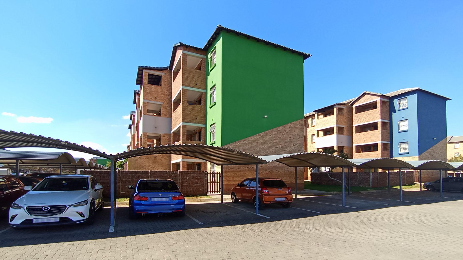 Front View of property in Heuweloord