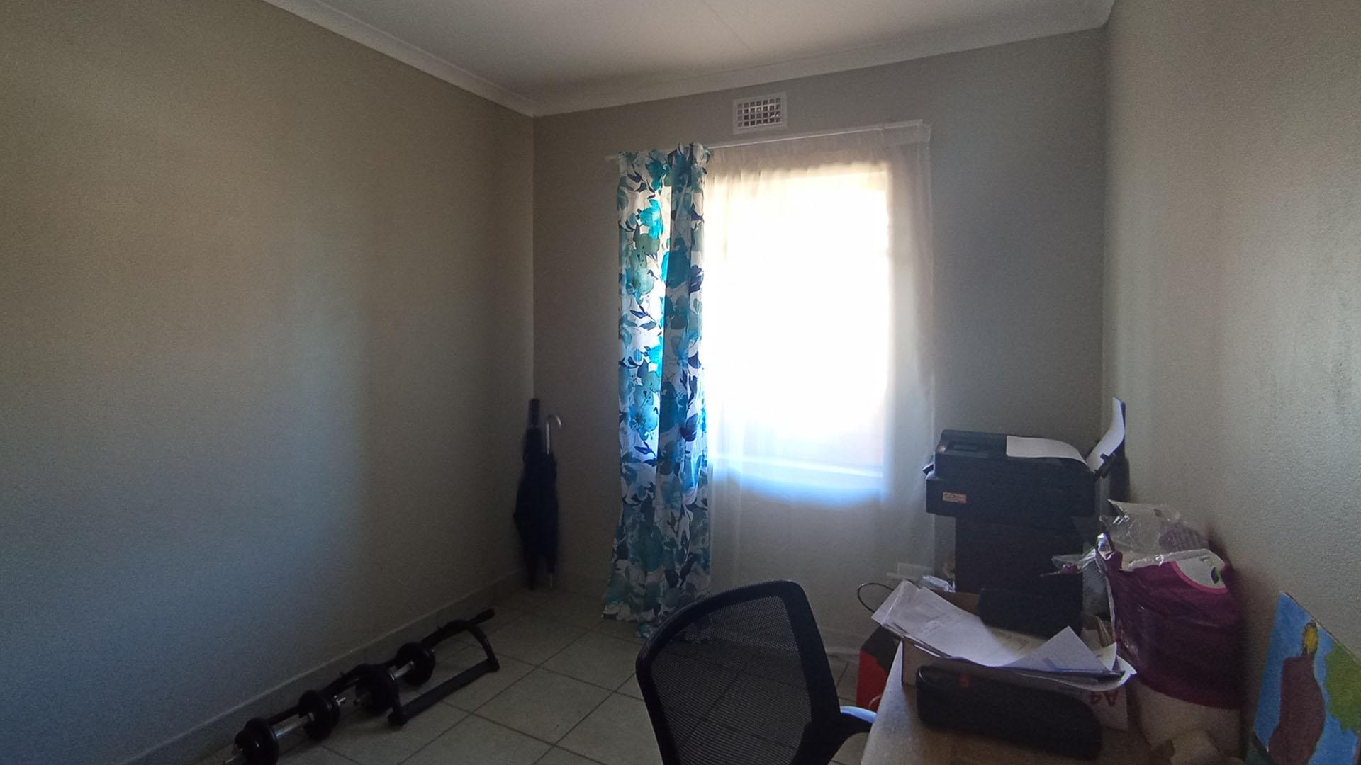 Bed Room 2 - 9 square meters of property in Heuweloord