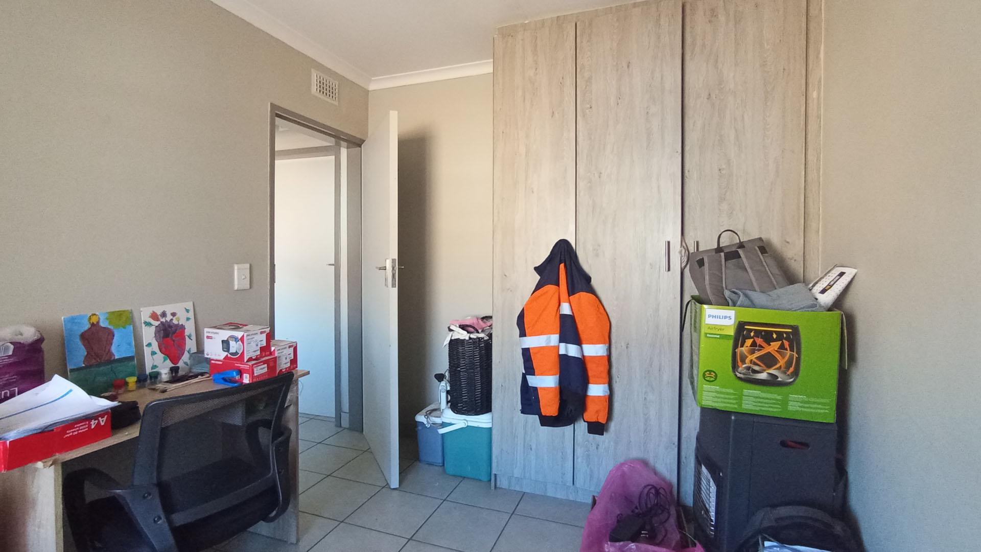 Bed Room 2 - 9 square meters of property in Heuweloord