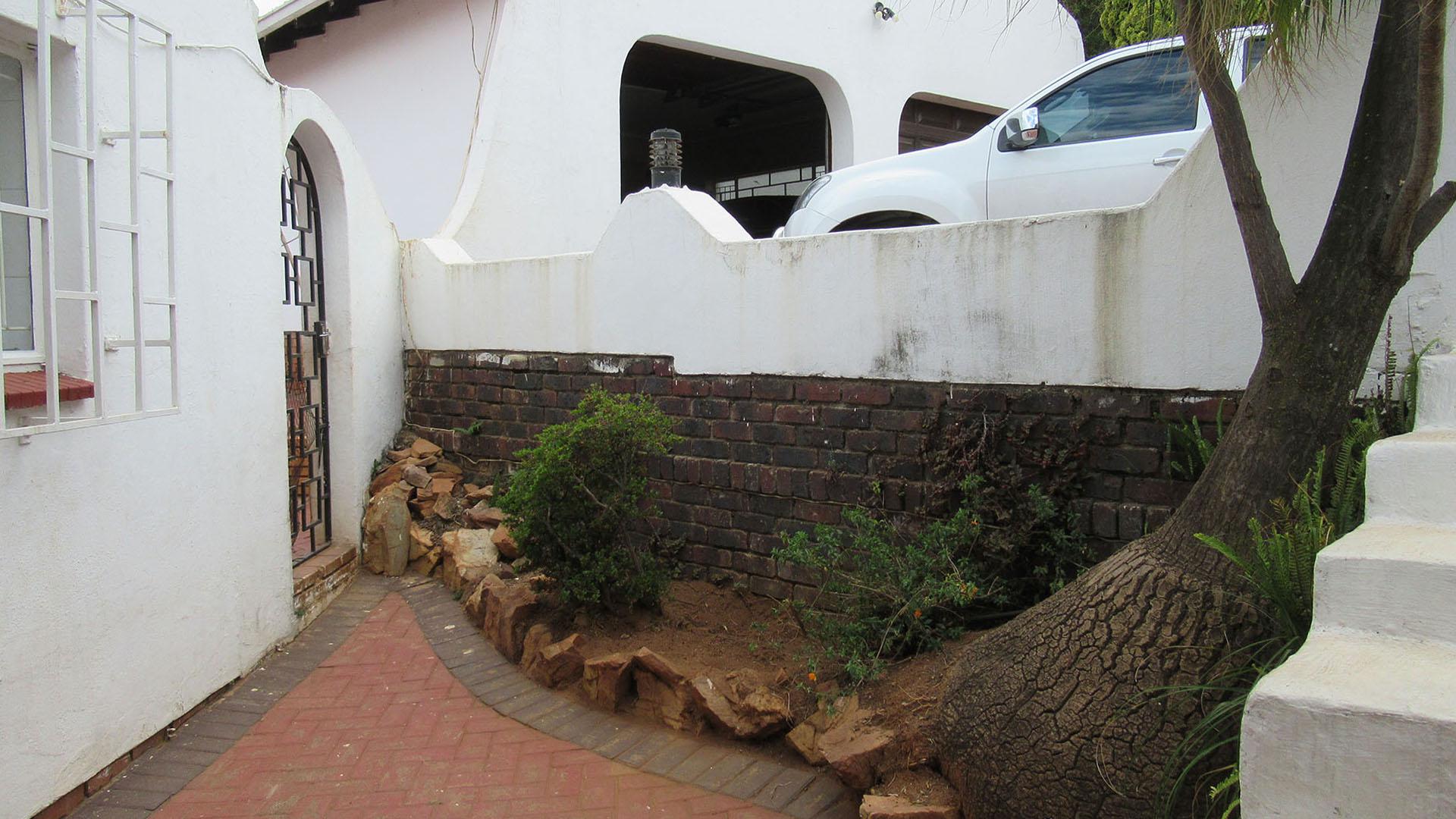 Front View of property in Kloofendal