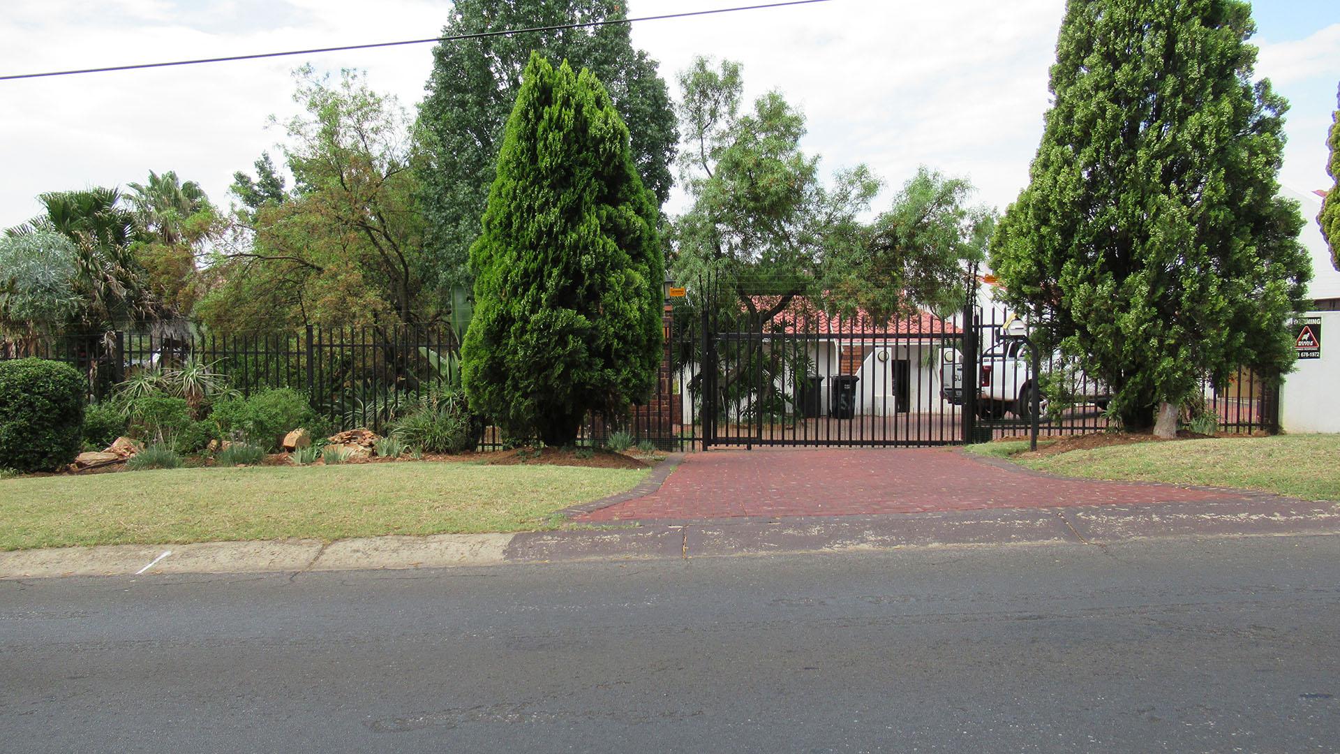 Front View of property in Kloofendal
