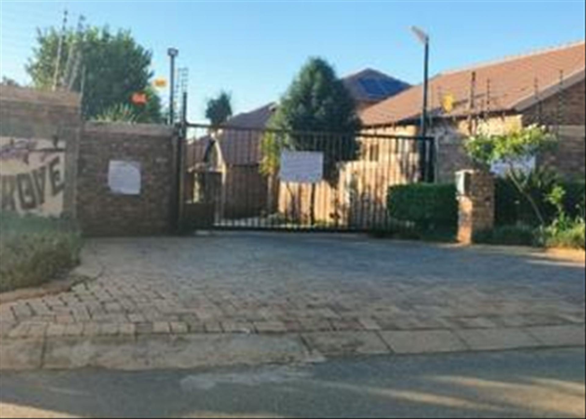 Front View of property in Roodepoort