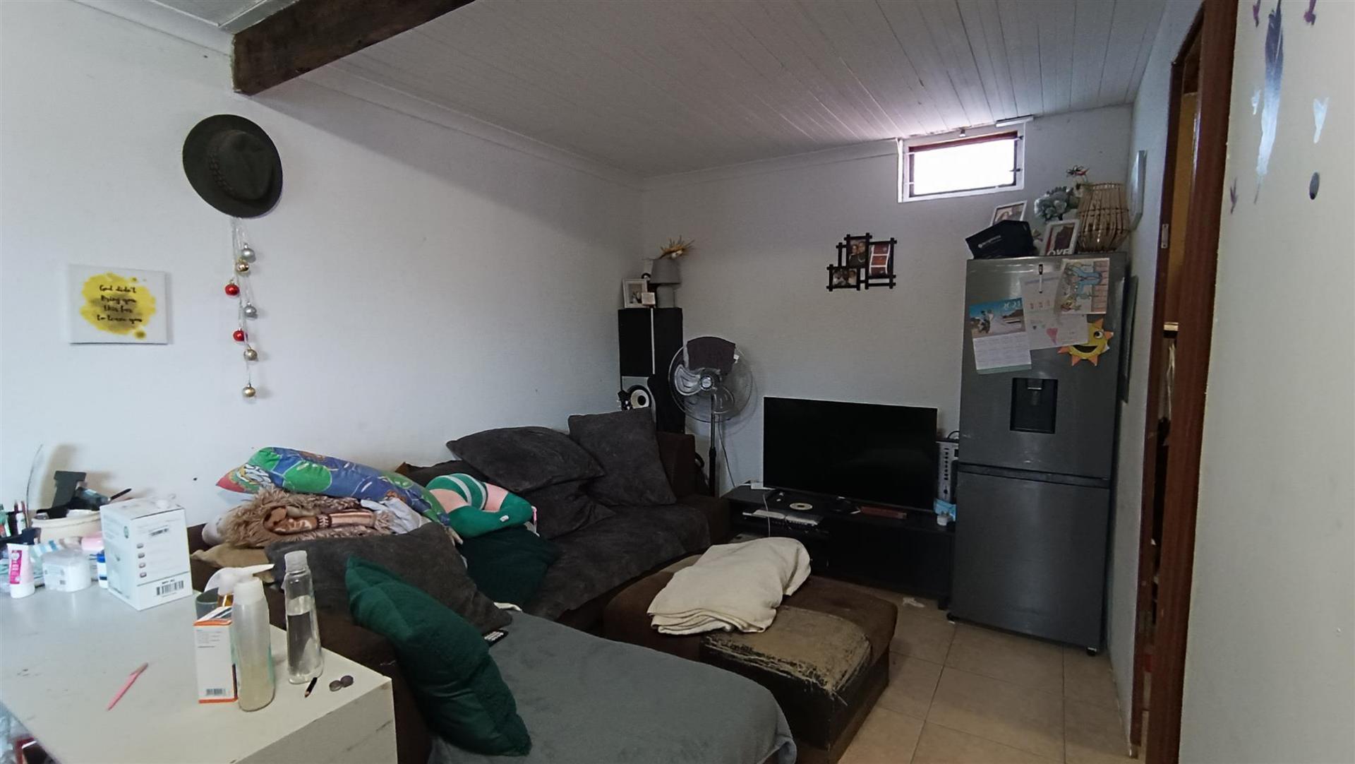 Lounges - 27 square meters of property in Cape Town Centre