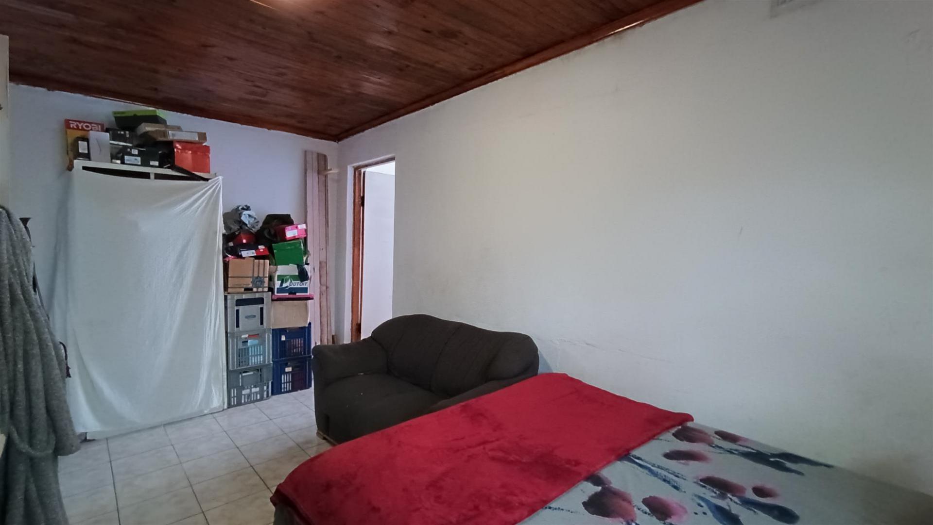 Bed Room 2 - 15 square meters of property in Cape Town Centre