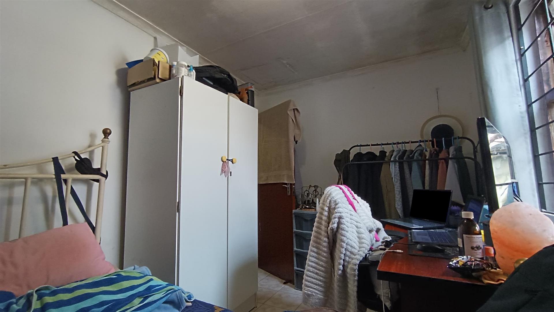 Bed Room 1 - 10 square meters of property in Cape Town Centre