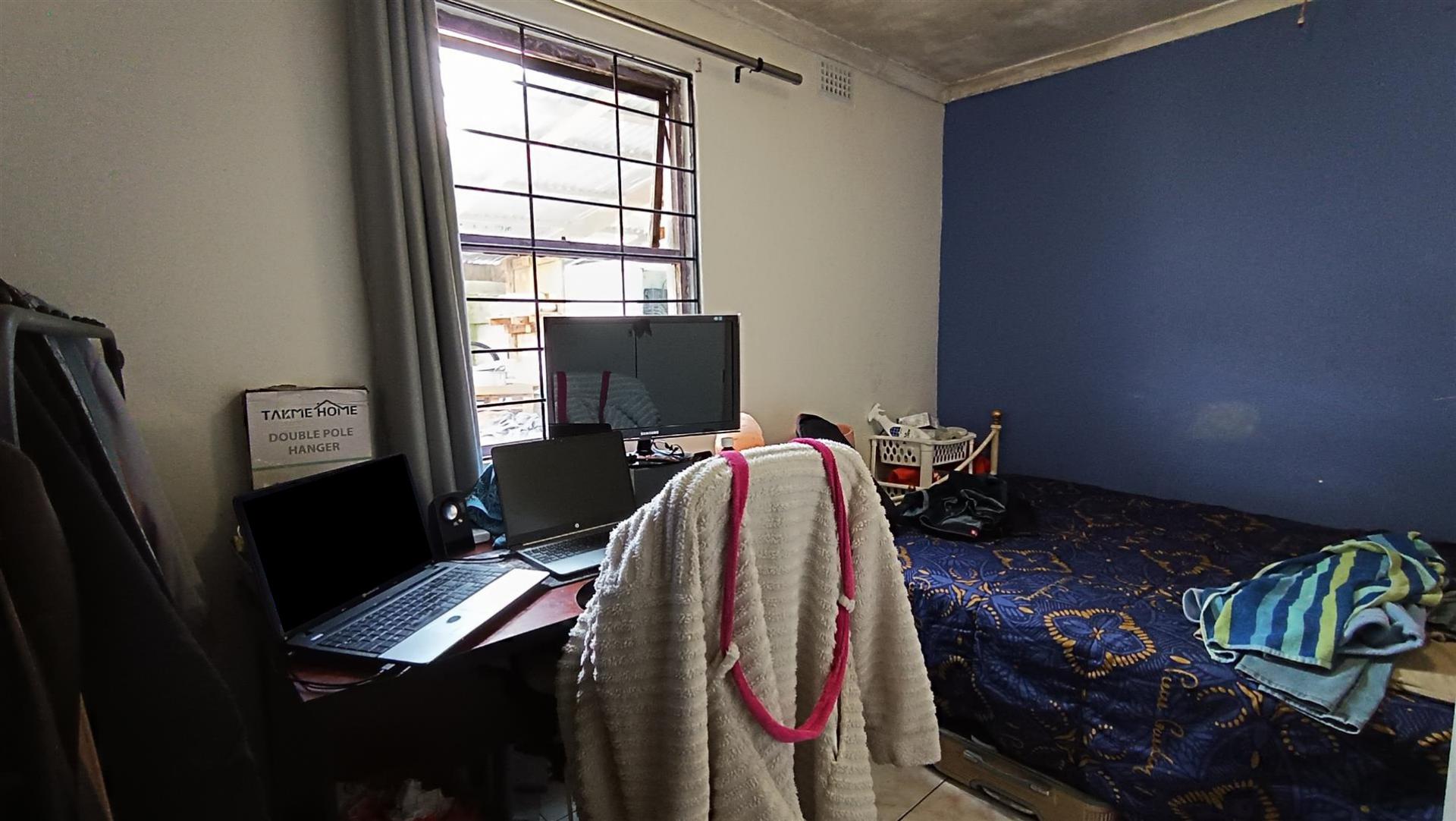 Bed Room 1 - 10 square meters of property in Cape Town Centre