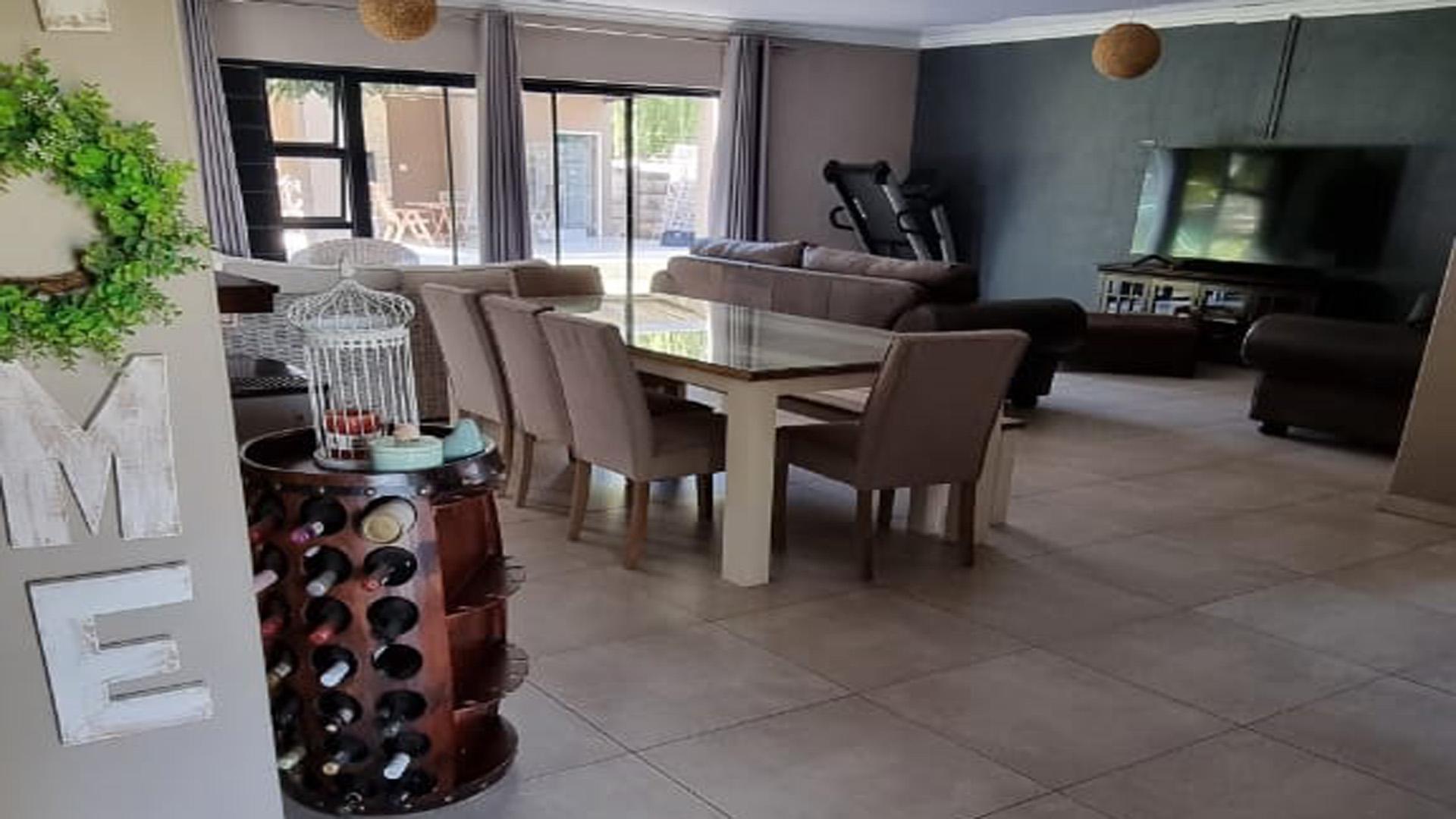 Dining Room - 16 square meters of property in Delmas