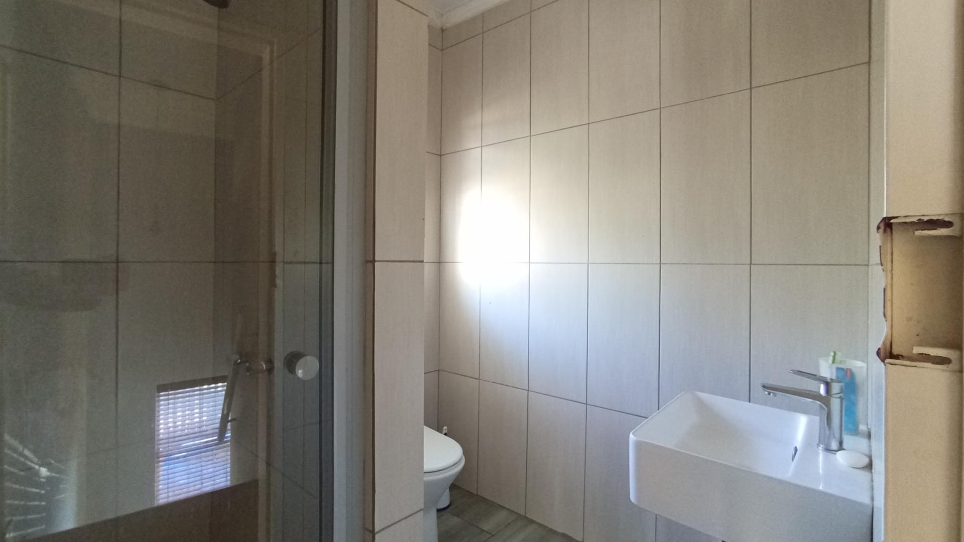 Bathroom 1 - 5 square meters of property in Highveld