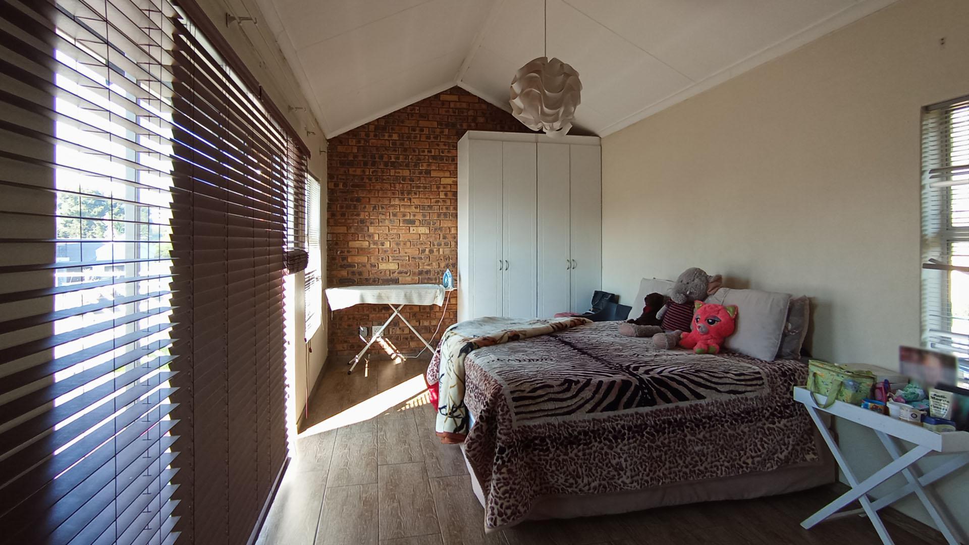 Bed Room 1 - 19 square meters of property in Highveld