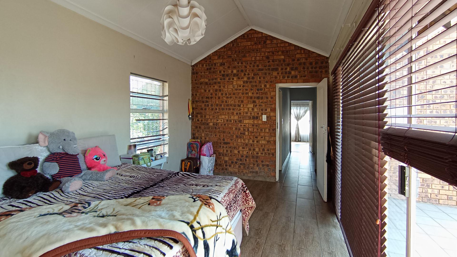 Bed Room 1 - 19 square meters of property in Highveld