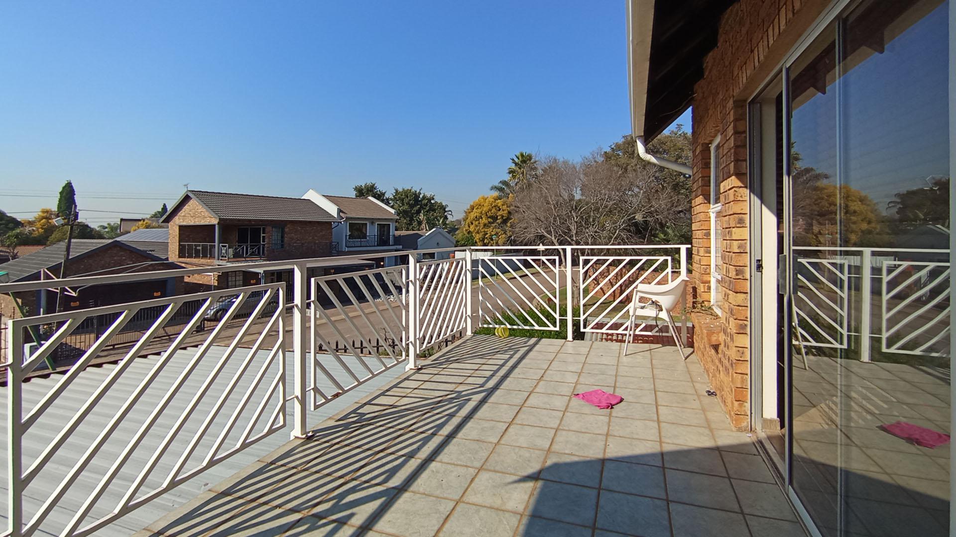 Balcony - 15 square meters of property in Highveld