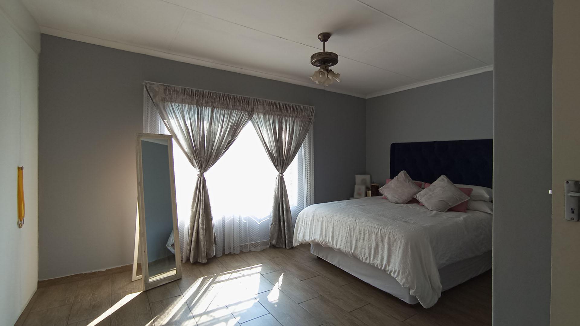 Main Bedroom - 22 square meters of property in Highveld