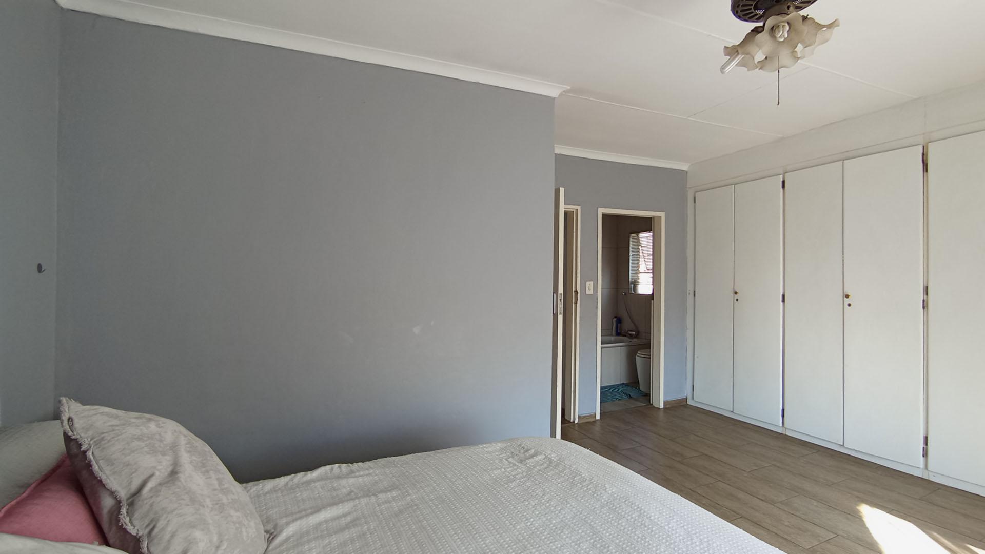 Main Bedroom - 22 square meters of property in Highveld