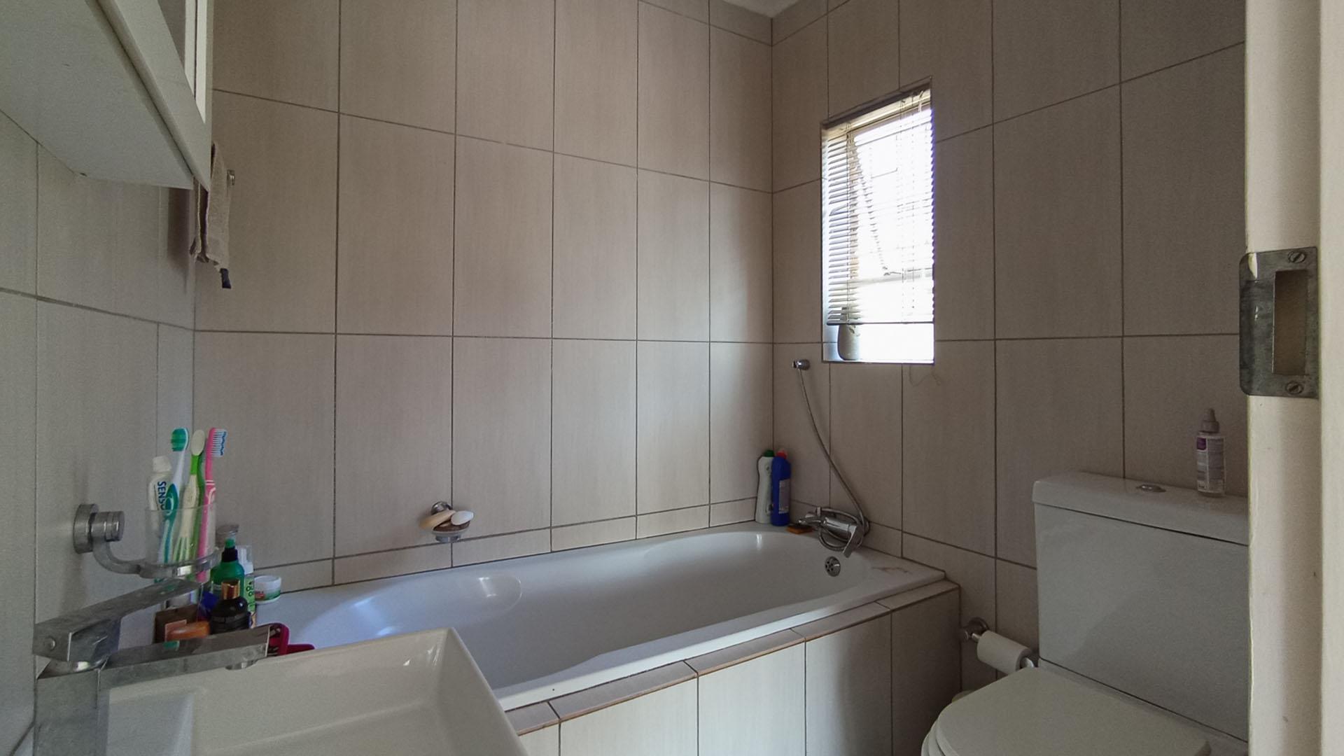 Main Bathroom - 4 square meters of property in Highveld