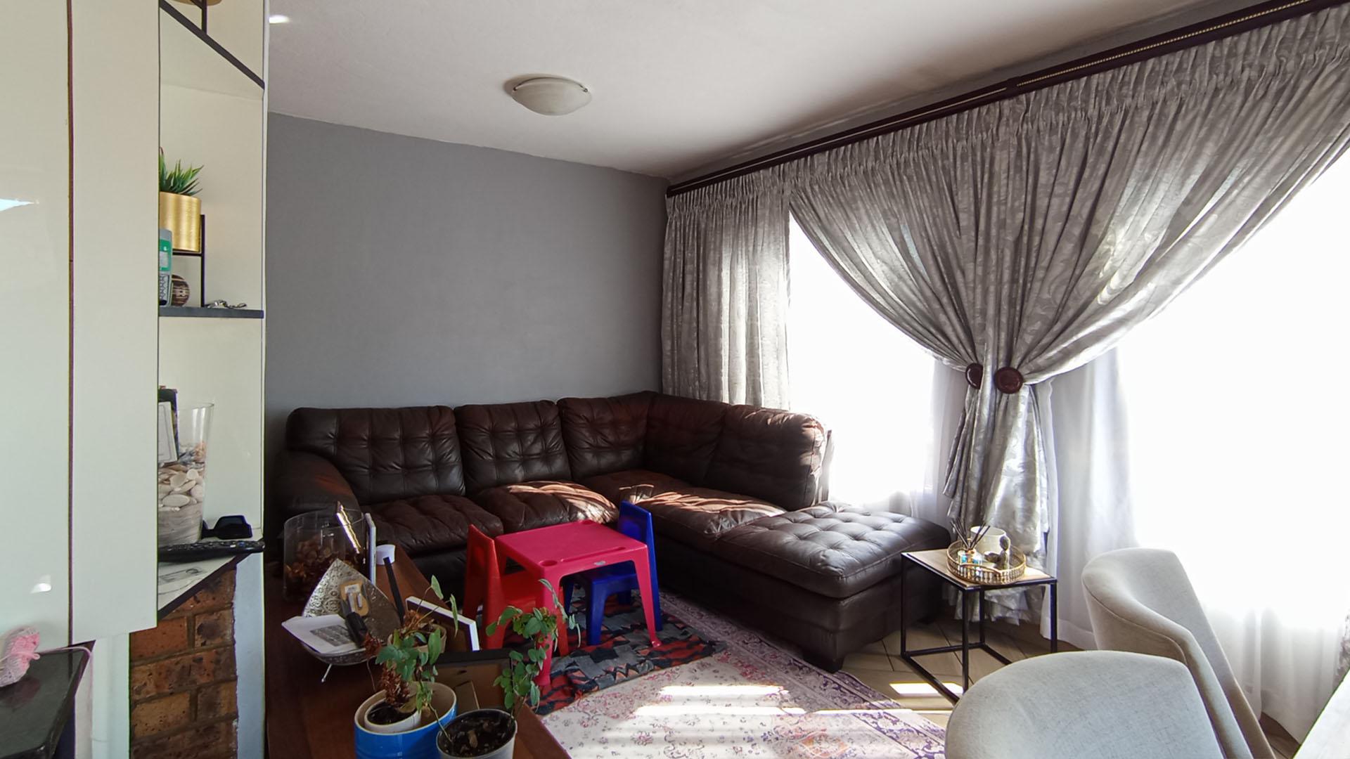 Lounges - 20 square meters of property in Highveld