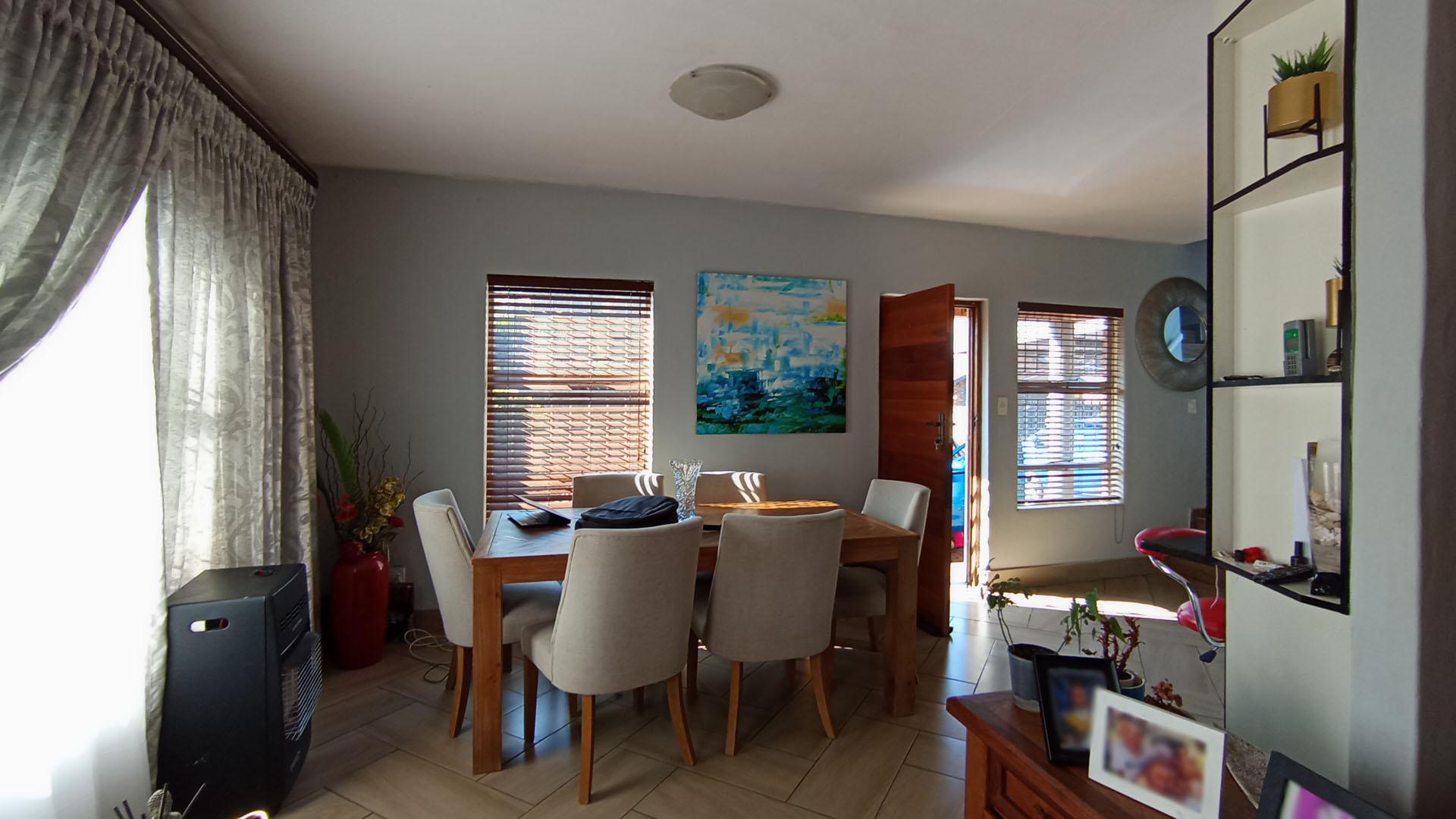Lounges - 20 square meters of property in Highveld