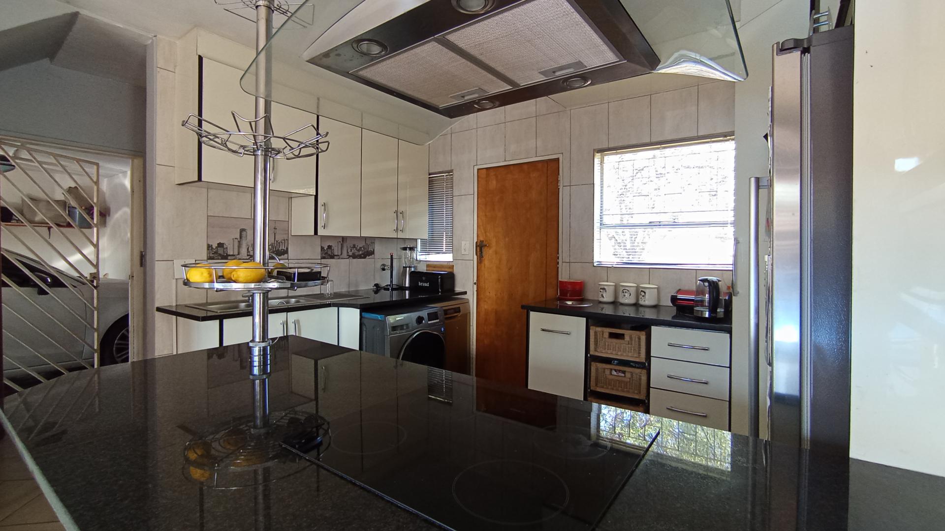 Kitchen - 11 square meters of property in Highveld