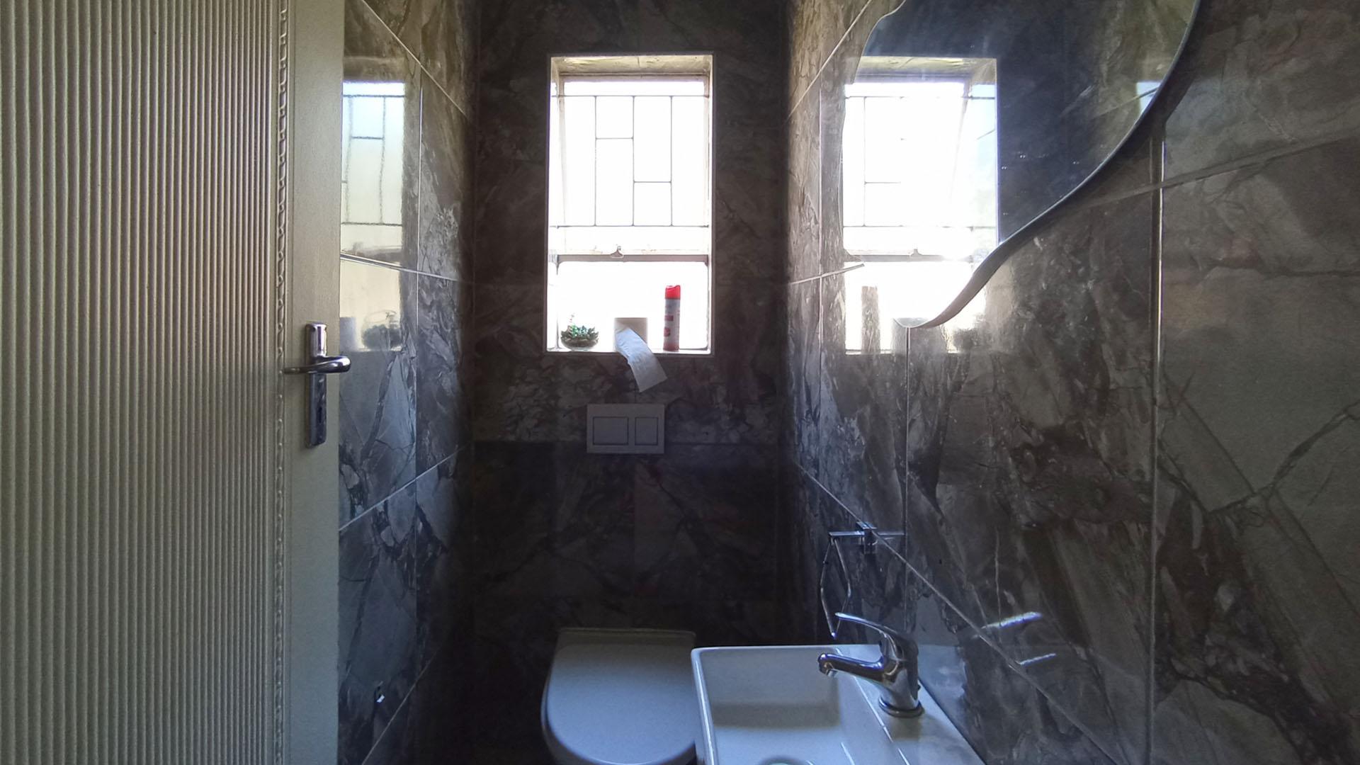 Guest Toilet - 2 square meters of property in Highveld