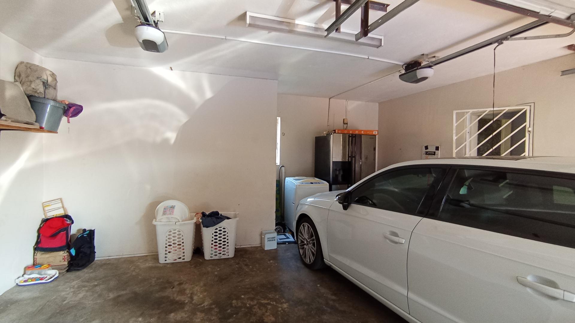 Garage - 36 square meters of property in Highveld