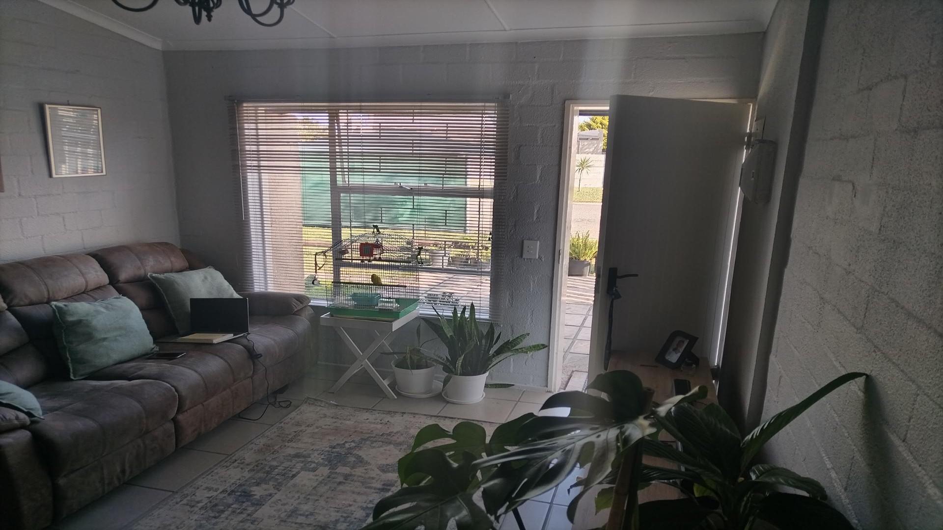 Lounges of property in Table View