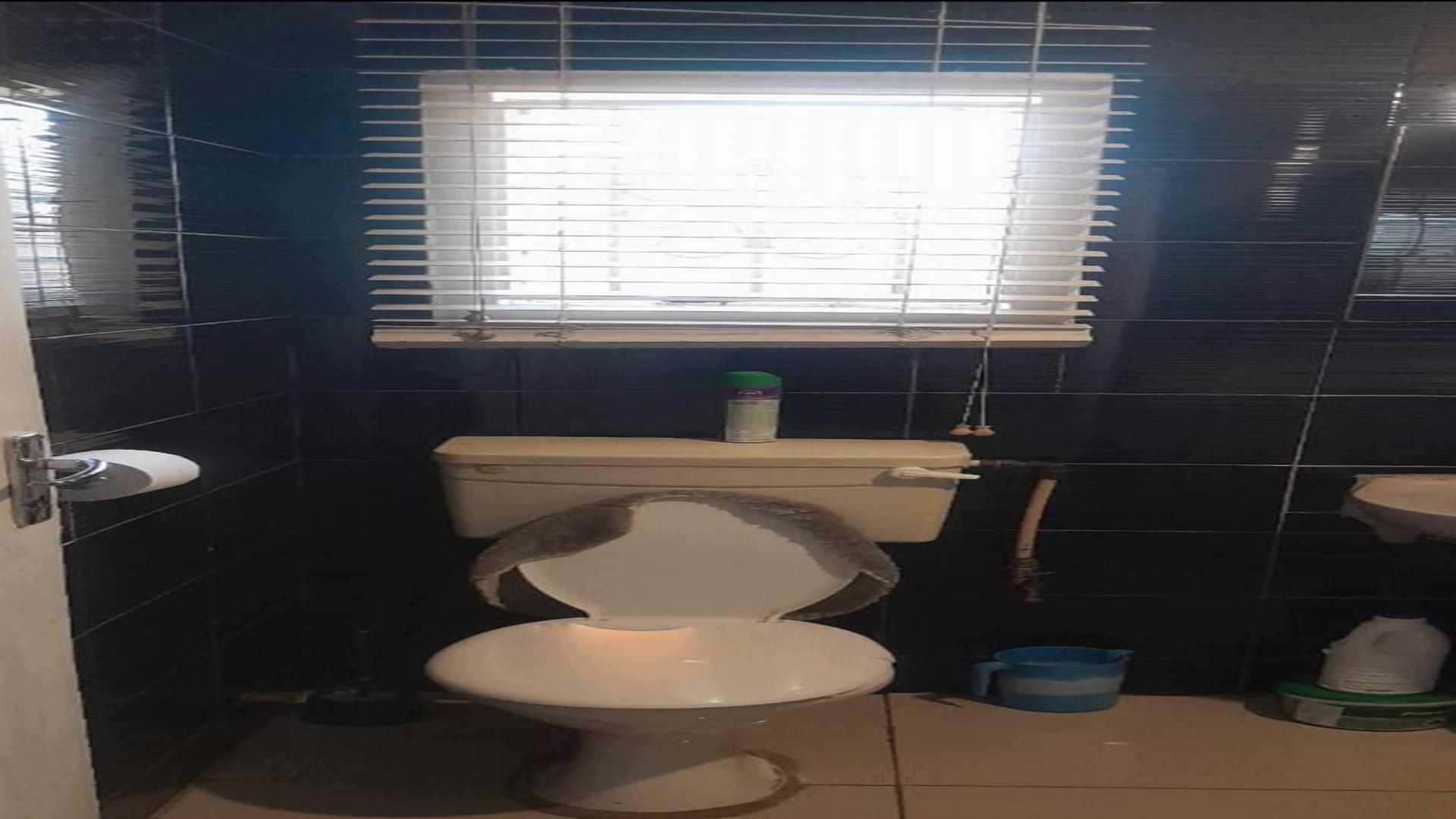Bathroom 1 of property in Lenasia