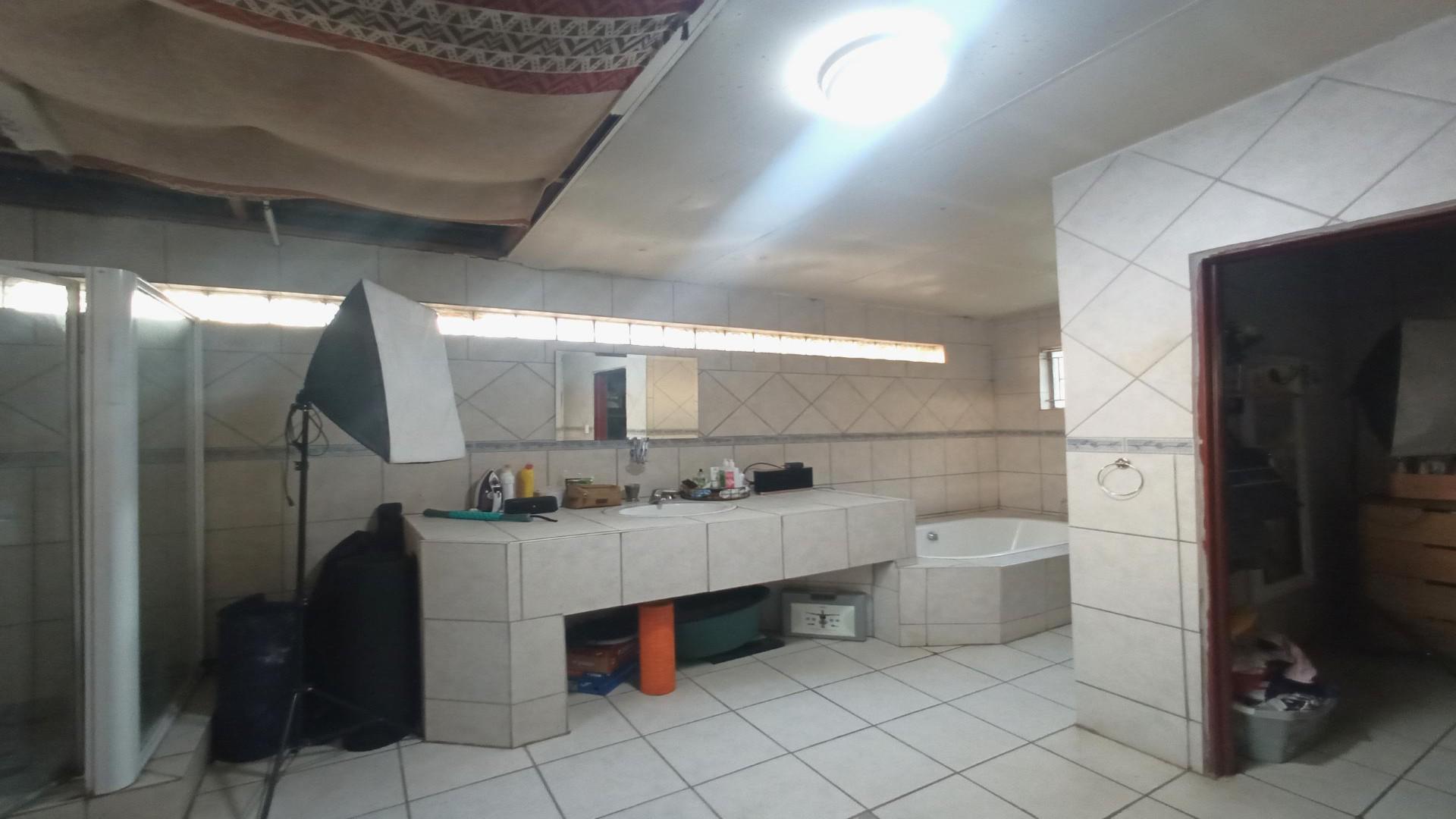 Bathroom 1 of property in Westpark