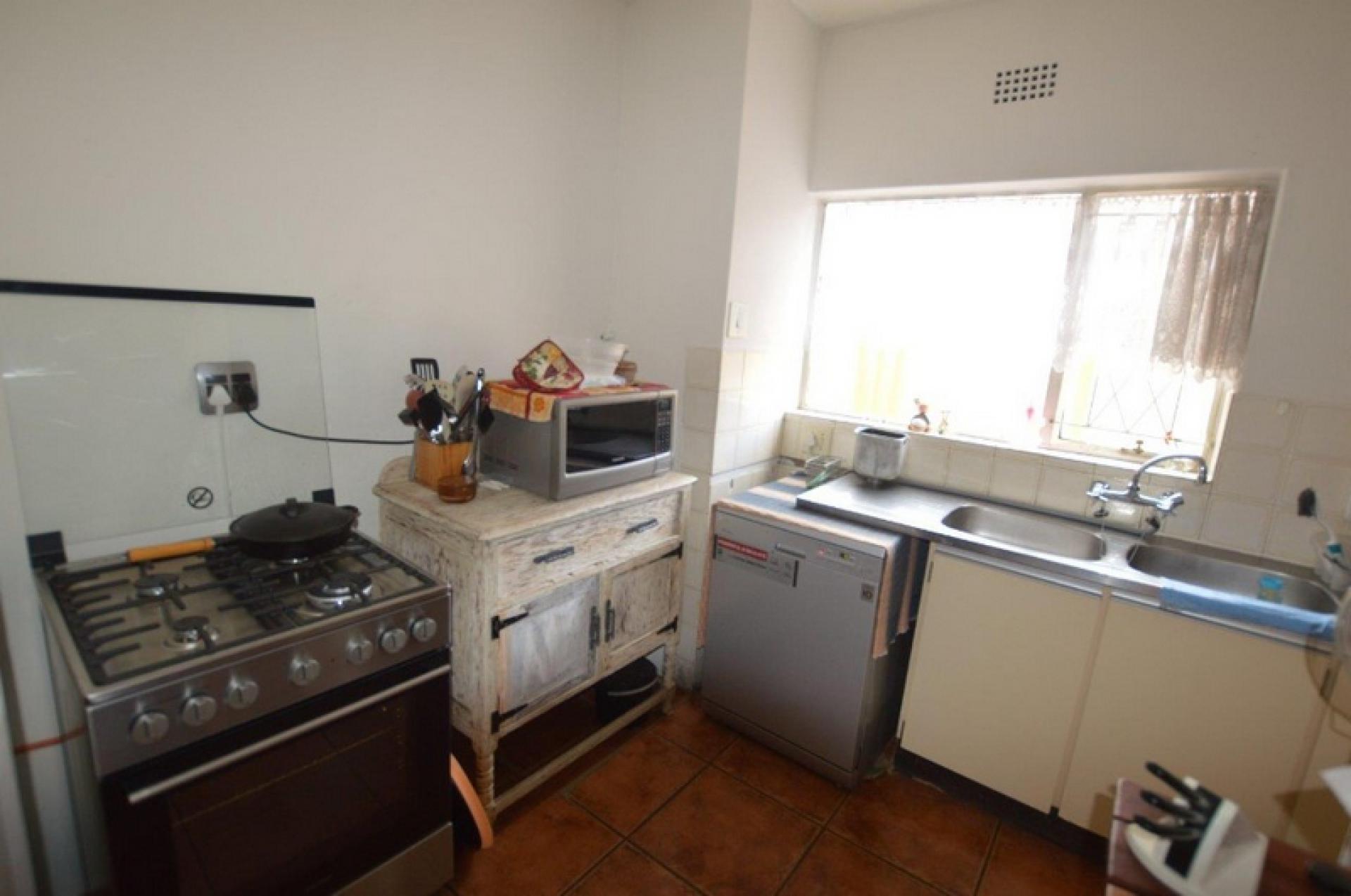 Kitchen - 11 square meters of property in Roodia