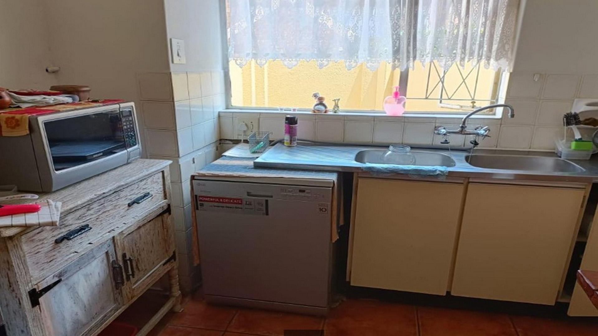 Kitchen - 11 square meters of property in Roodia