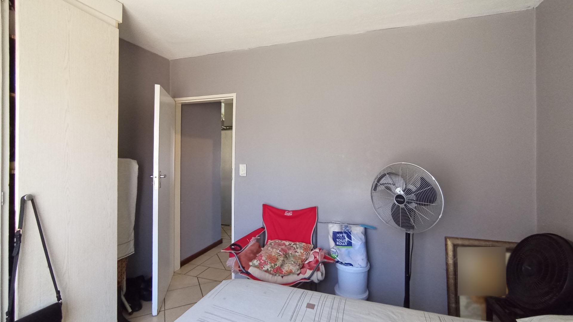 Bed Room 1 - 11 square meters of property in Karenpark