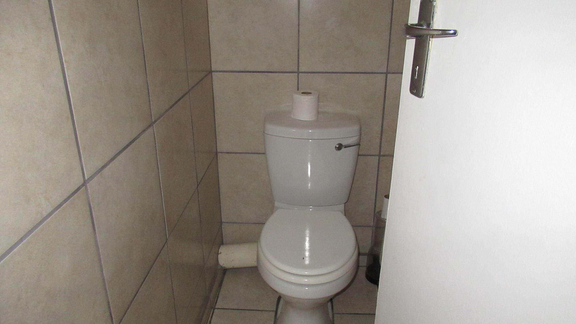Bathroom 1 - 4 square meters of property in Manaba Beach