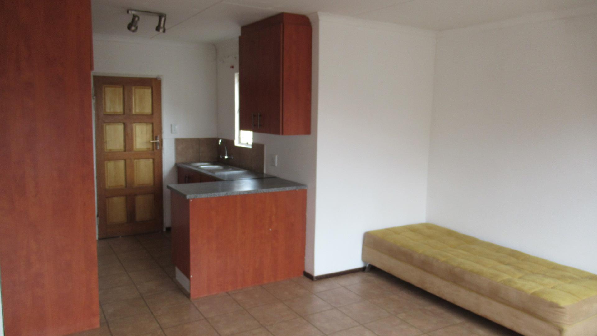 Lounges - 16 square meters of property in Savanna City