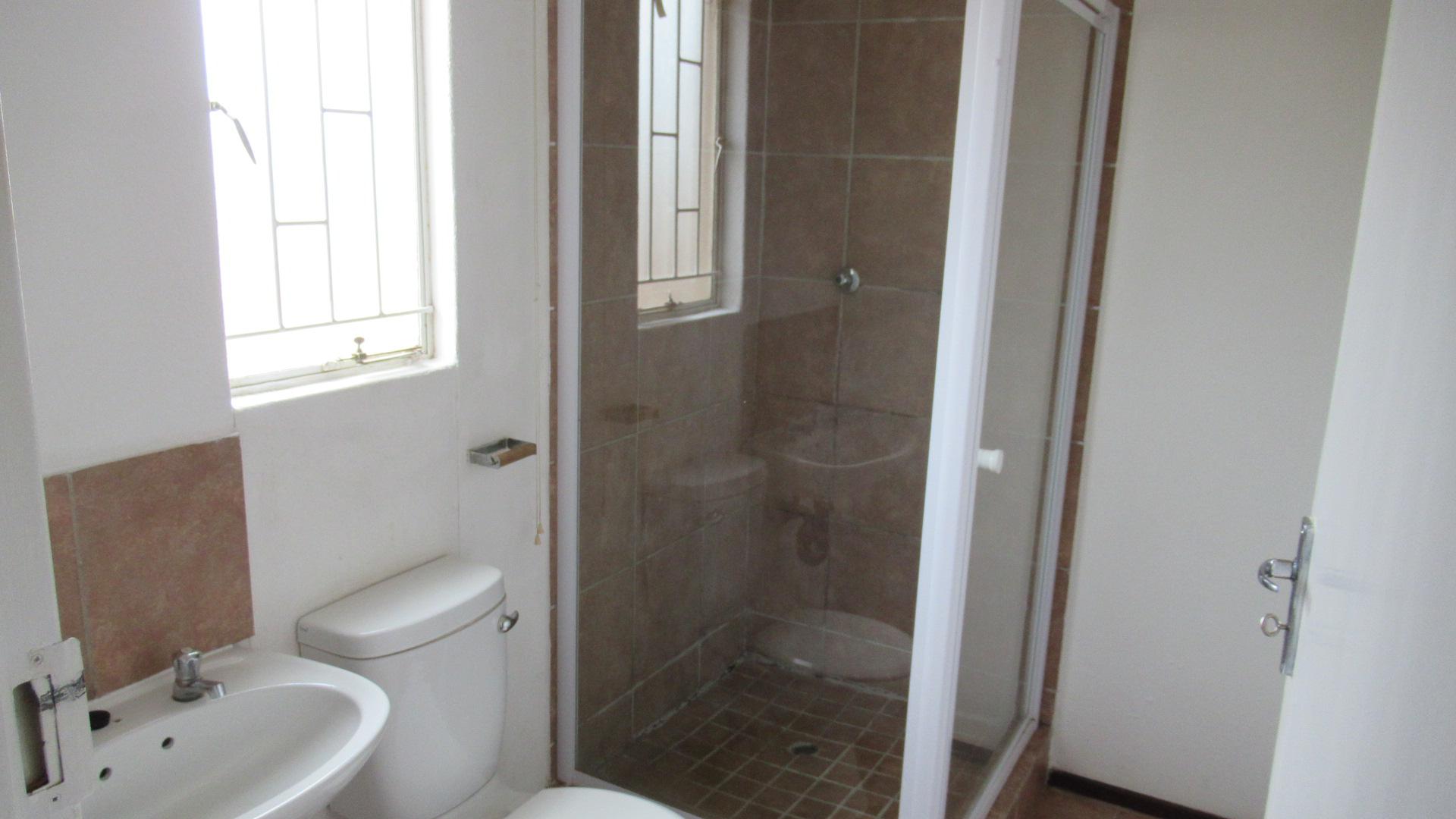 Main Bathroom - 4 square meters of property in Savanna City