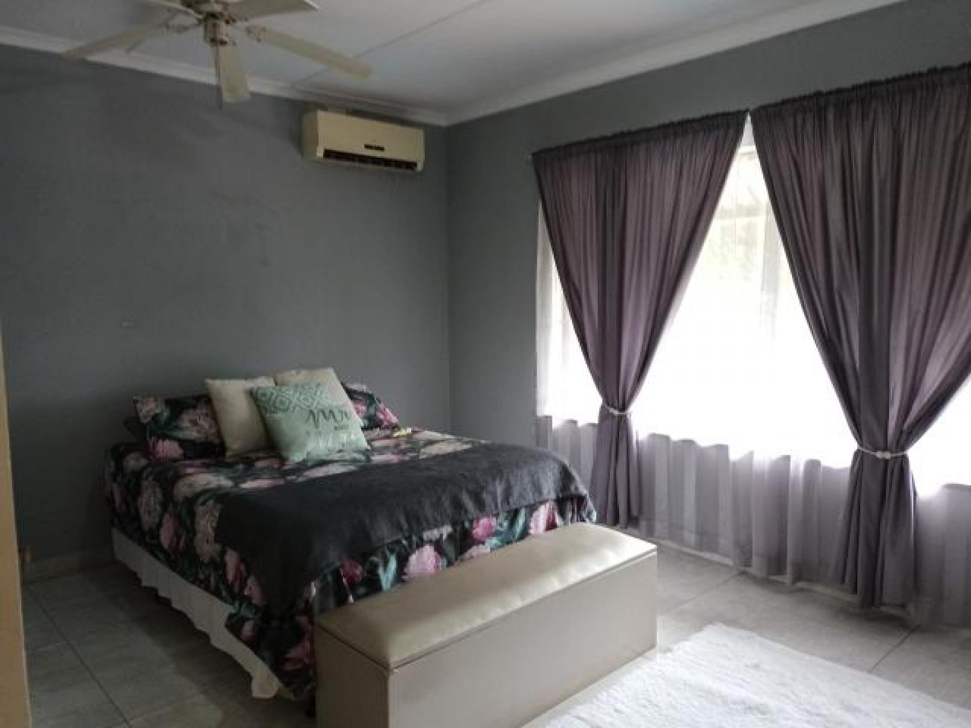 Main Bedroom - 47 square meters of property in Yellowwood Park 