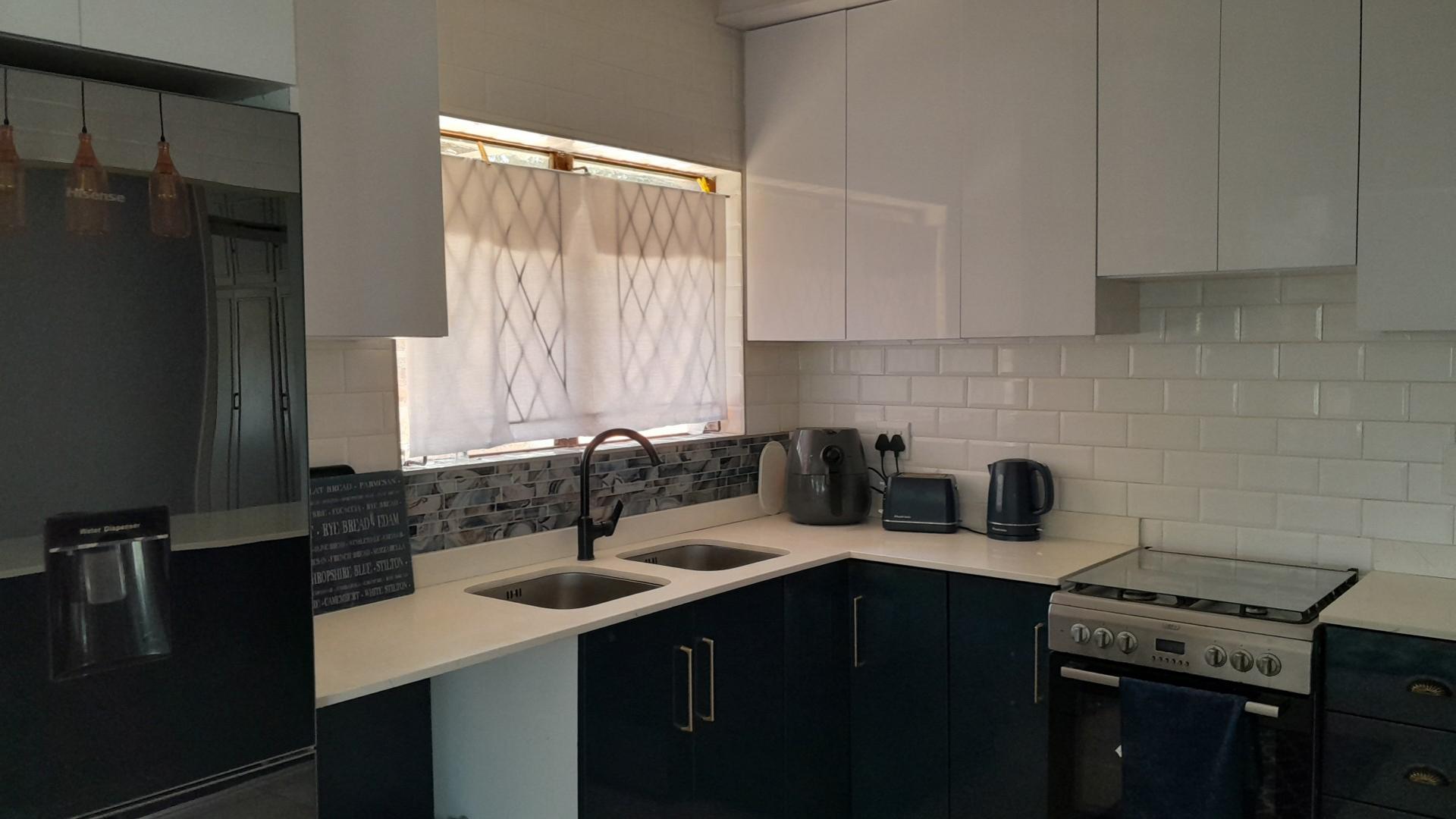 Kitchen - 19 square meters of property in Yellowwood Park 