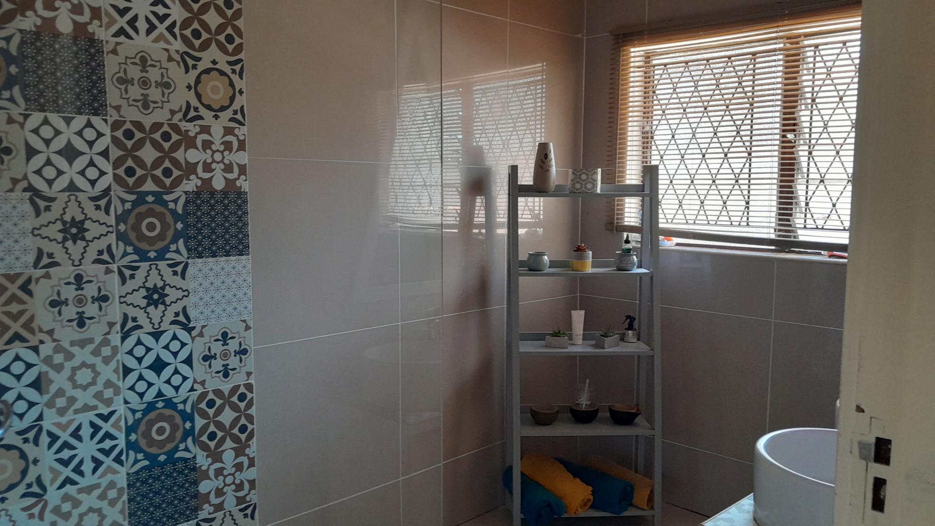 Bathroom 1 - 11 square meters of property in Yellowwood Park 